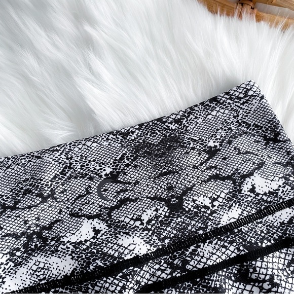 Zyia Active Cobra Metallic Light n Tight Capri Crop Leggings Snakeskin High Rise - Picture 8 of 14